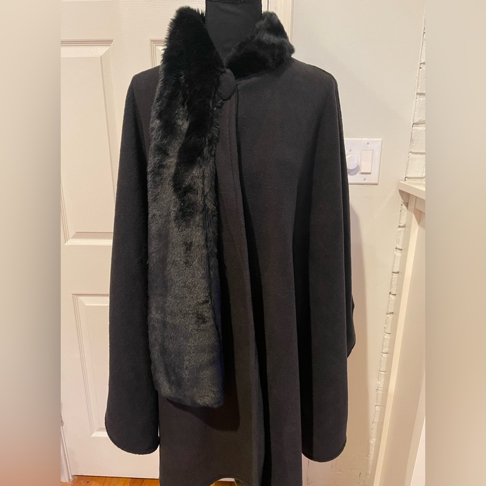 Black Cape Style with Faux Fur Collar